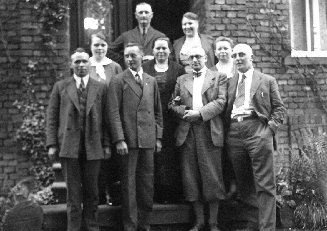 Hochzeitsfoto von Franz Schwerter und Hildegard Ida Habbes auf der Eingangstreppe des Hummenhofs in Iserlohn-Kalthof